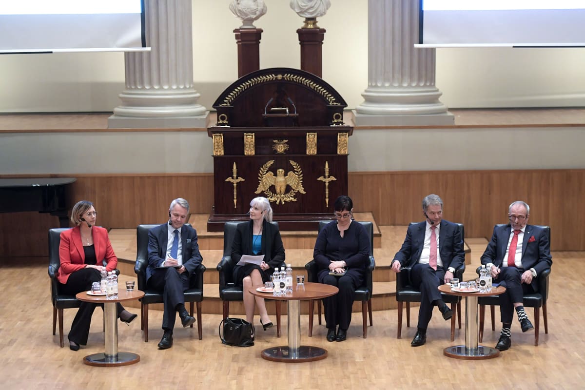 Presidentinvaaliehdokkaat Tuula Haatainen (vas), Pekka Haavisto, Laura Huhtasaari, Merja Kyllönen, Sauli Niinistö ja Nils Torvalds presidentinvaalipaneelissa Helsingissä maanantaina 13. marraskuuta 2017.