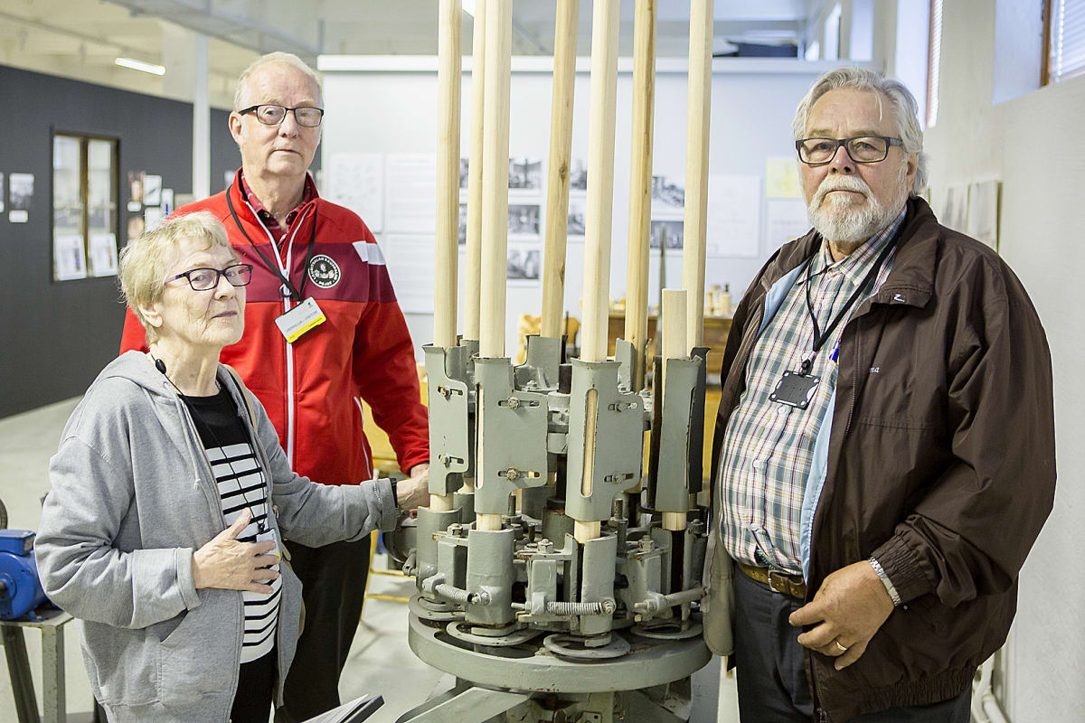 Lankarullatehtaan museo ja karusellisaha, jolla sahattiin puurimat sopivan kokoisiksi rulla-aihioiksi.