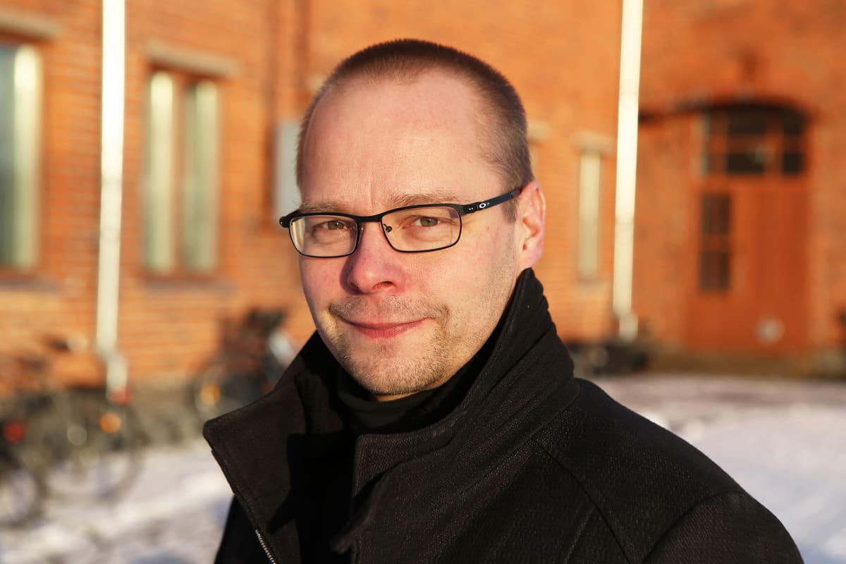 Ikkkuna-kolumnisti kirjailija Roope Lipasti.