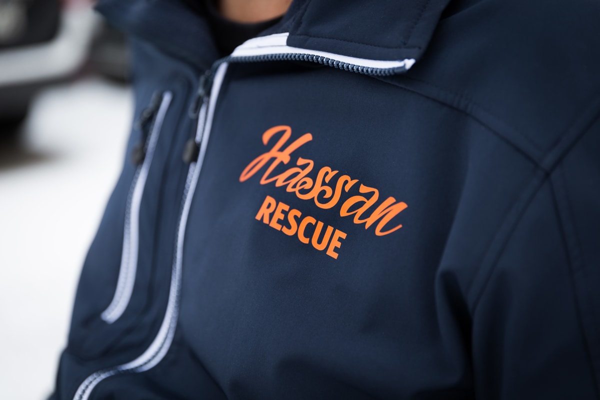 Lähikuva hassanin takista jossa lukee Hassan rescue.