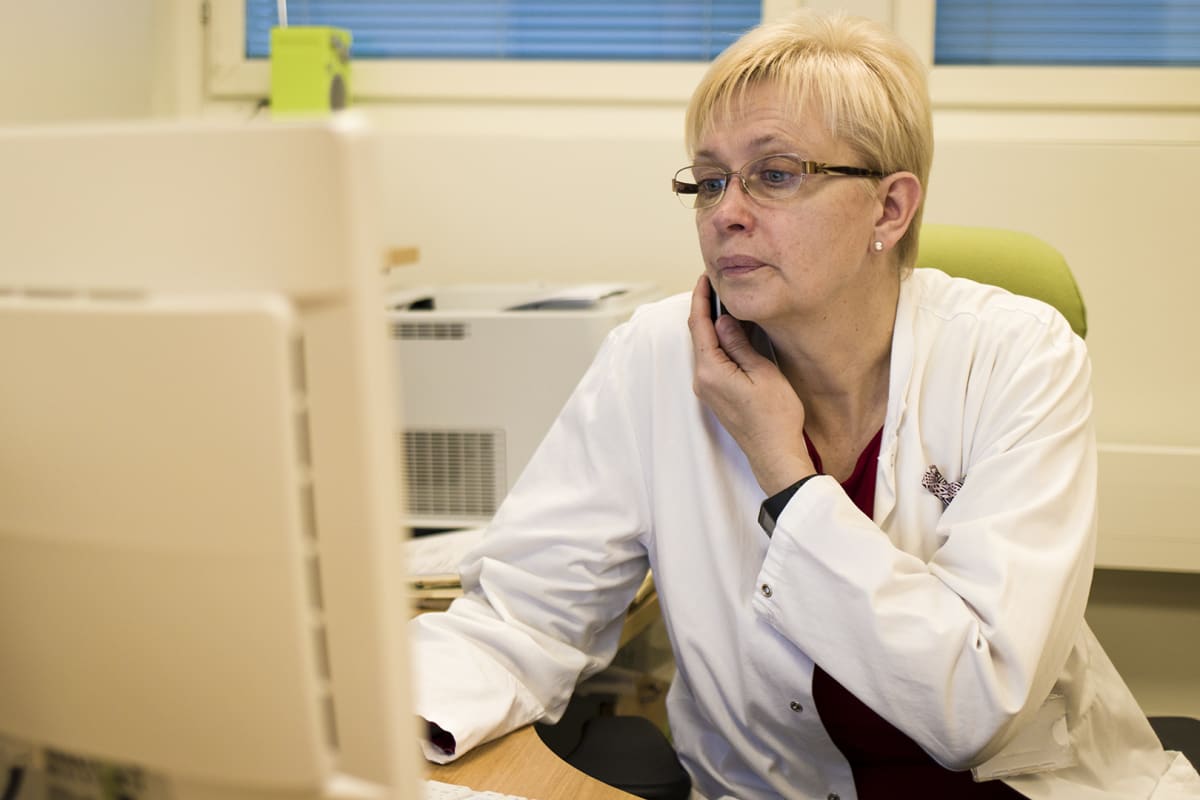 Lääkäri Anne Talvensaari-Mattila puhuu puhelimessa