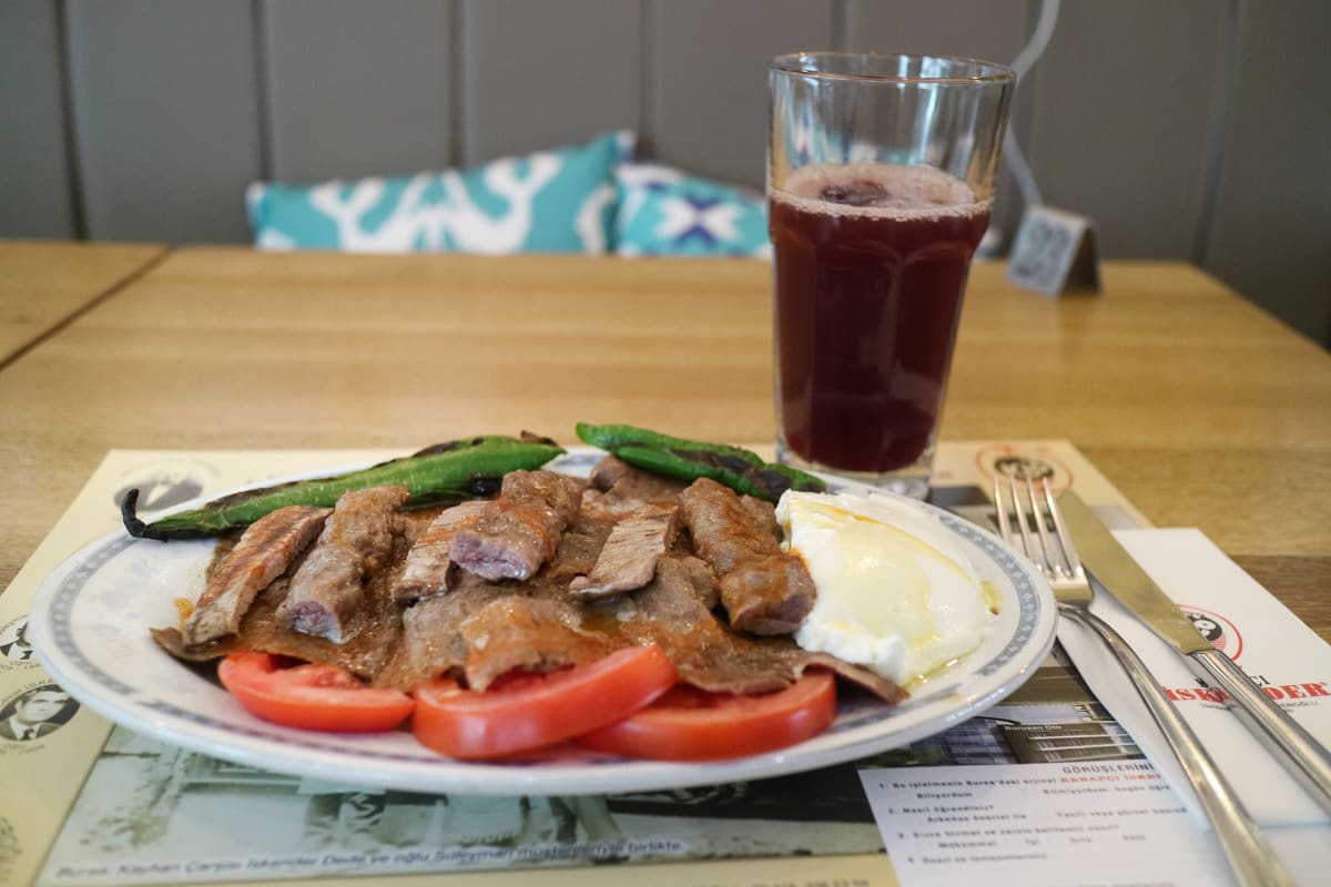 Iskender-kebabia juodaan Bursassa rypälemehun kanssa.