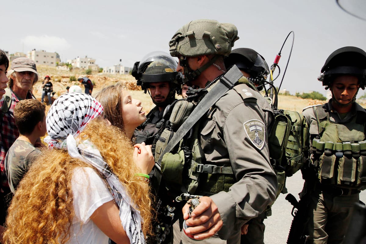 Ahed Tamimi osoittaa mieltään israelilaisia poliiseja vastaan.
