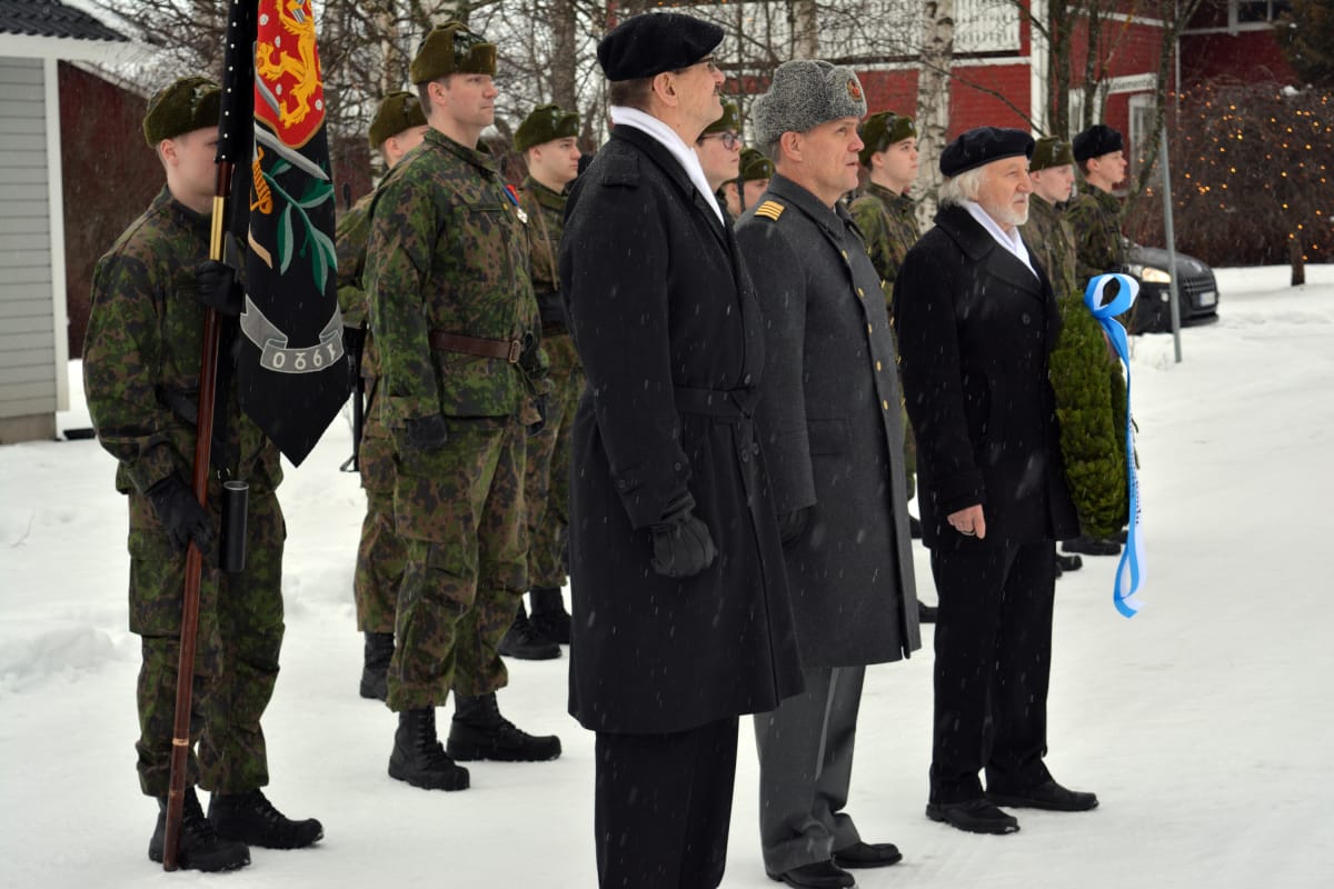 Vimpelin Reserviupseerit ry:n puheenjohtaja Tuomo Vihriälä, Reserviupseerikoulun johtaja Jouko Rauhala ja Vimpelin kunnanvaltuuston puheenjohtaja Seppo Tuomisalo laskivat seppeleen Pokelan vartiomuistomerkillä.