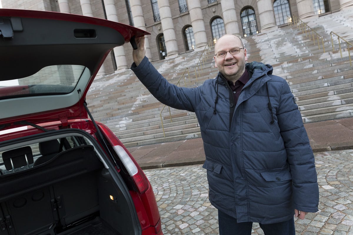 Poliittista kielenkäyttöä tutkinut kielentutkija Vesa Heikkinen eduskuntatalon edessä.