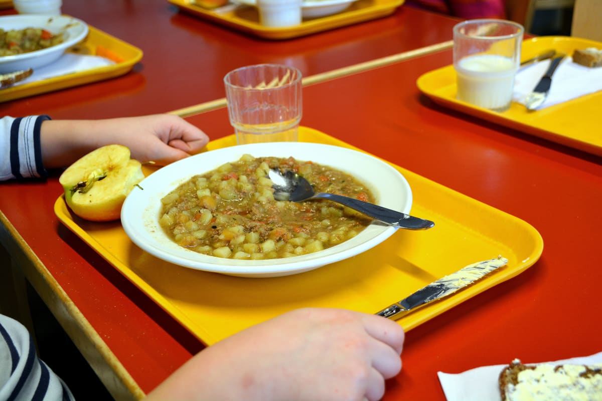 En portion köttsoppa i skolan.