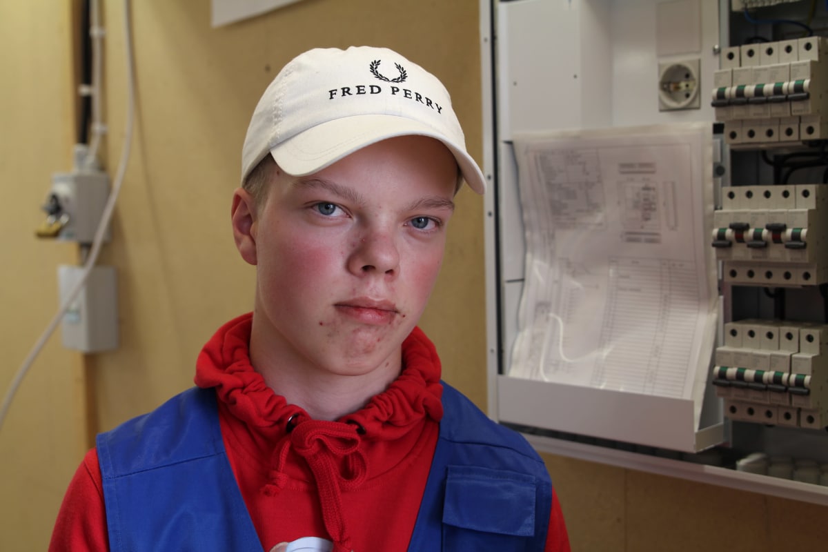 Ammattikouluopiskelija Verneri Tyni haluaisi opiskella myös perjantaisin. Nyt perjantai kuluu kotona ja töissä.
