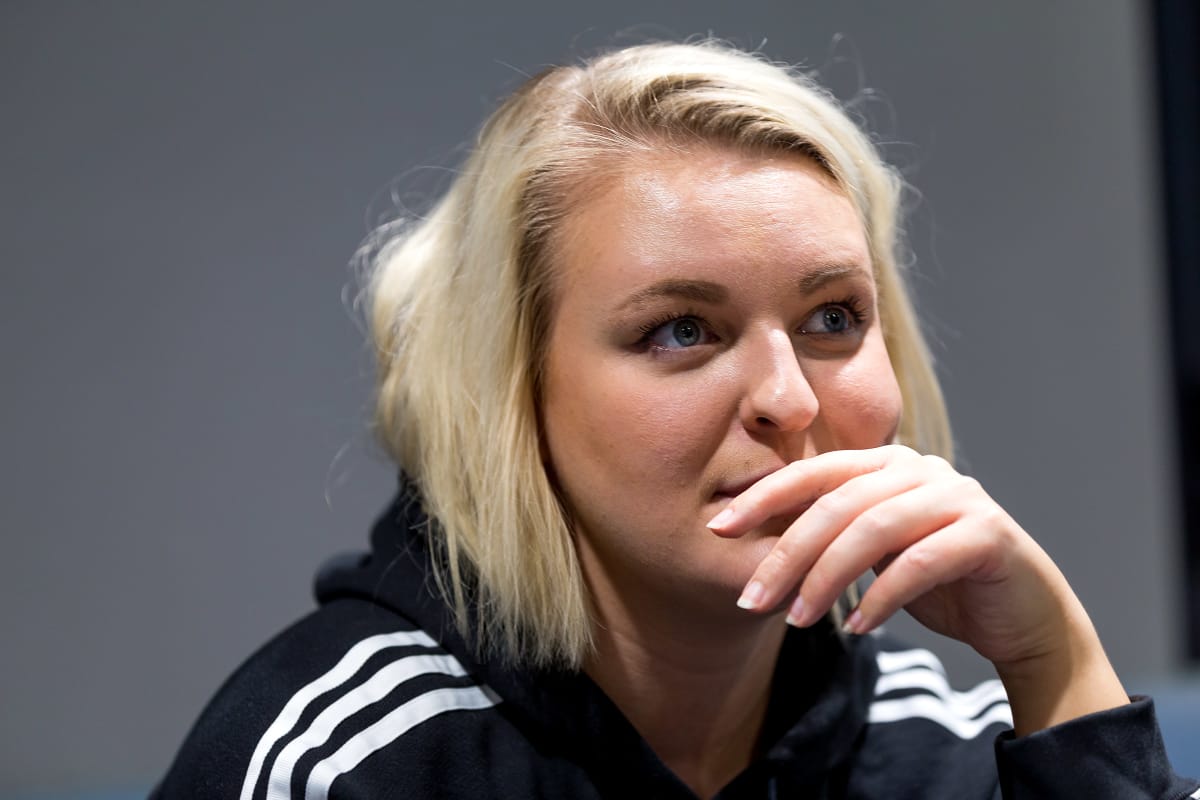 YleX:n toimittaja Jenni Poikelus.