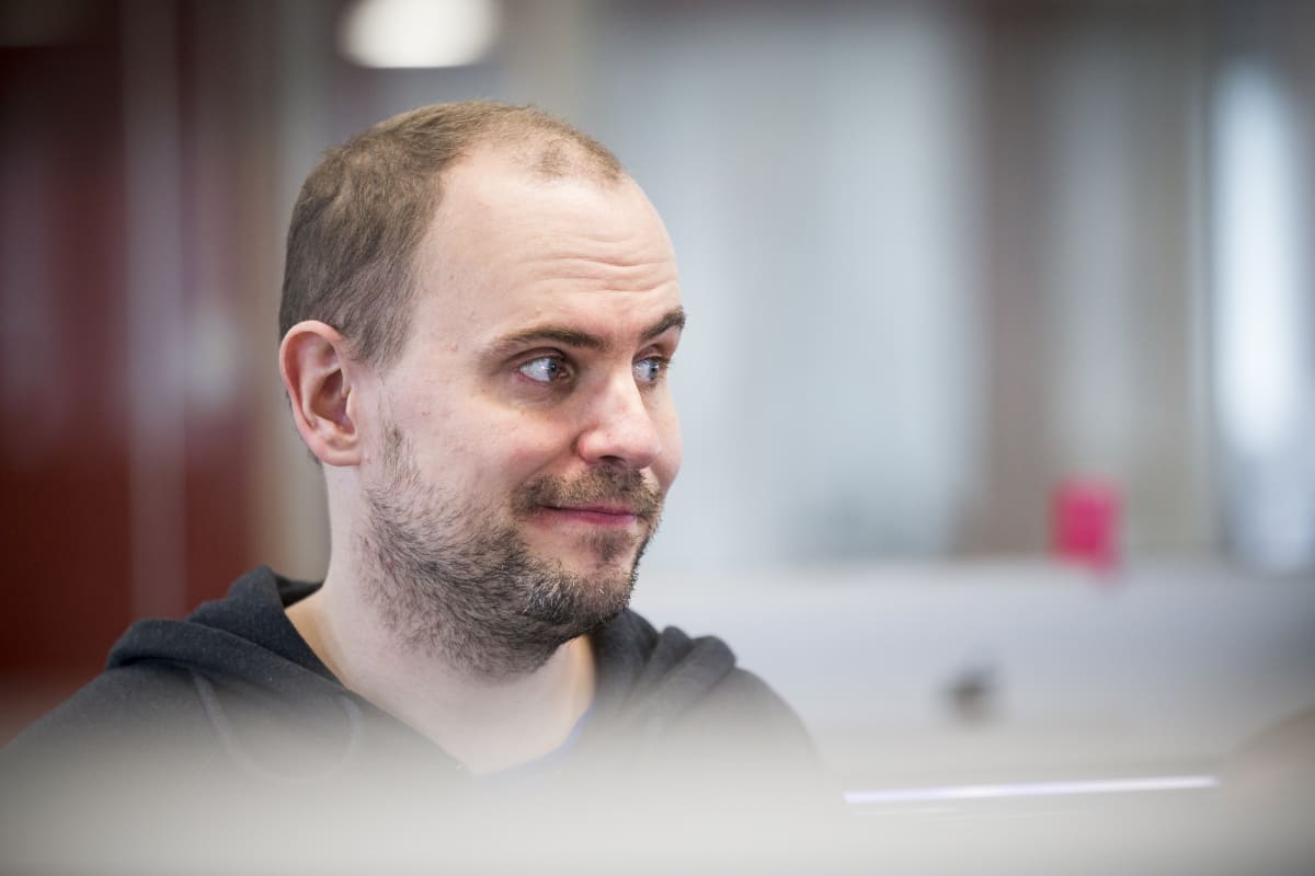 Fraktion Mikko Forsström toimistossa.