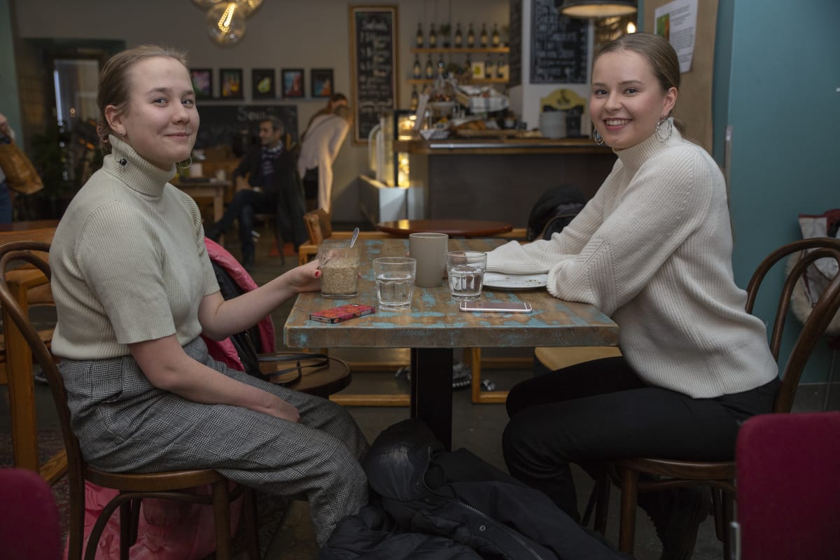 Ella Norja (oik.) ja Minttu Tikkanen kahvilla.