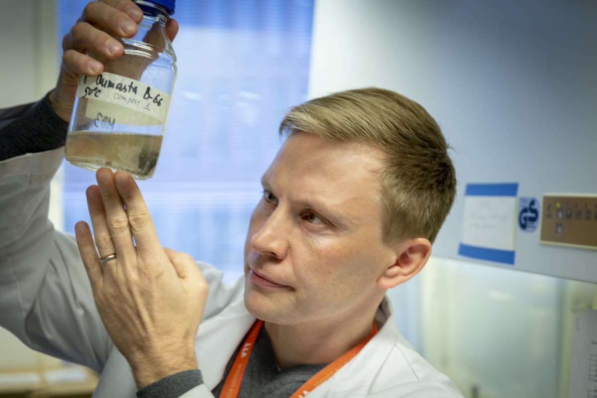 Joosu Kuivanen kehittää muovia syöviä mikrobeja.