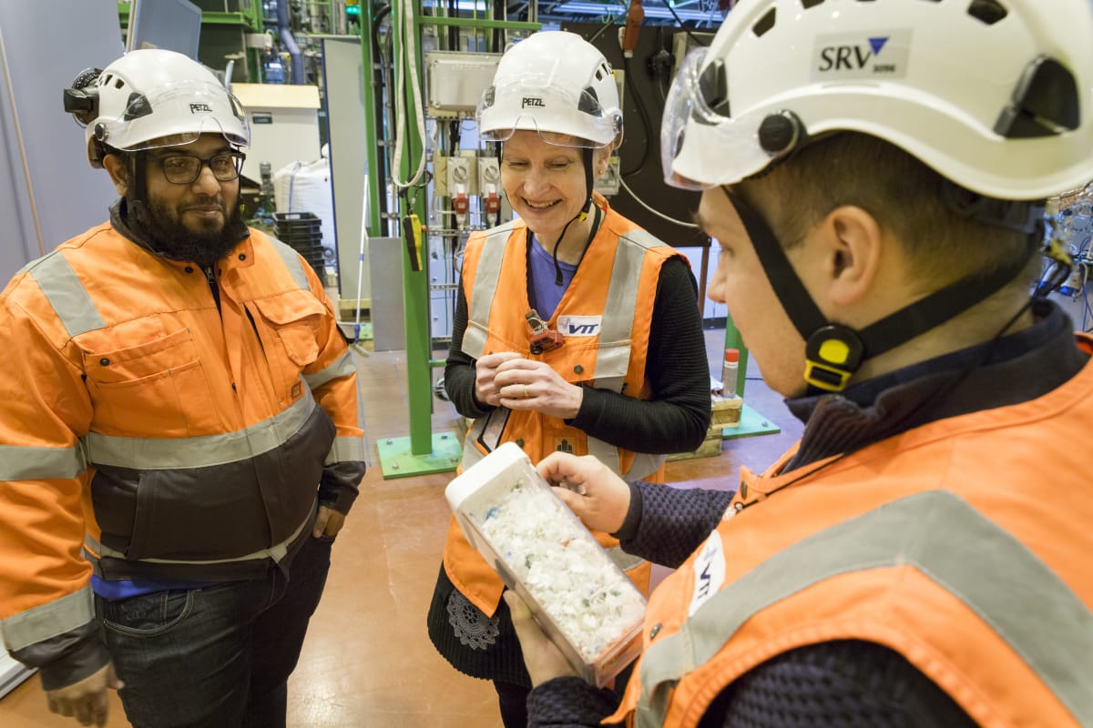 Muhammad Saad Qureshi, Maija Pohjakallio ja Ilkka Hiltunen VTT:ltä tutkivat muovirouhetta.
