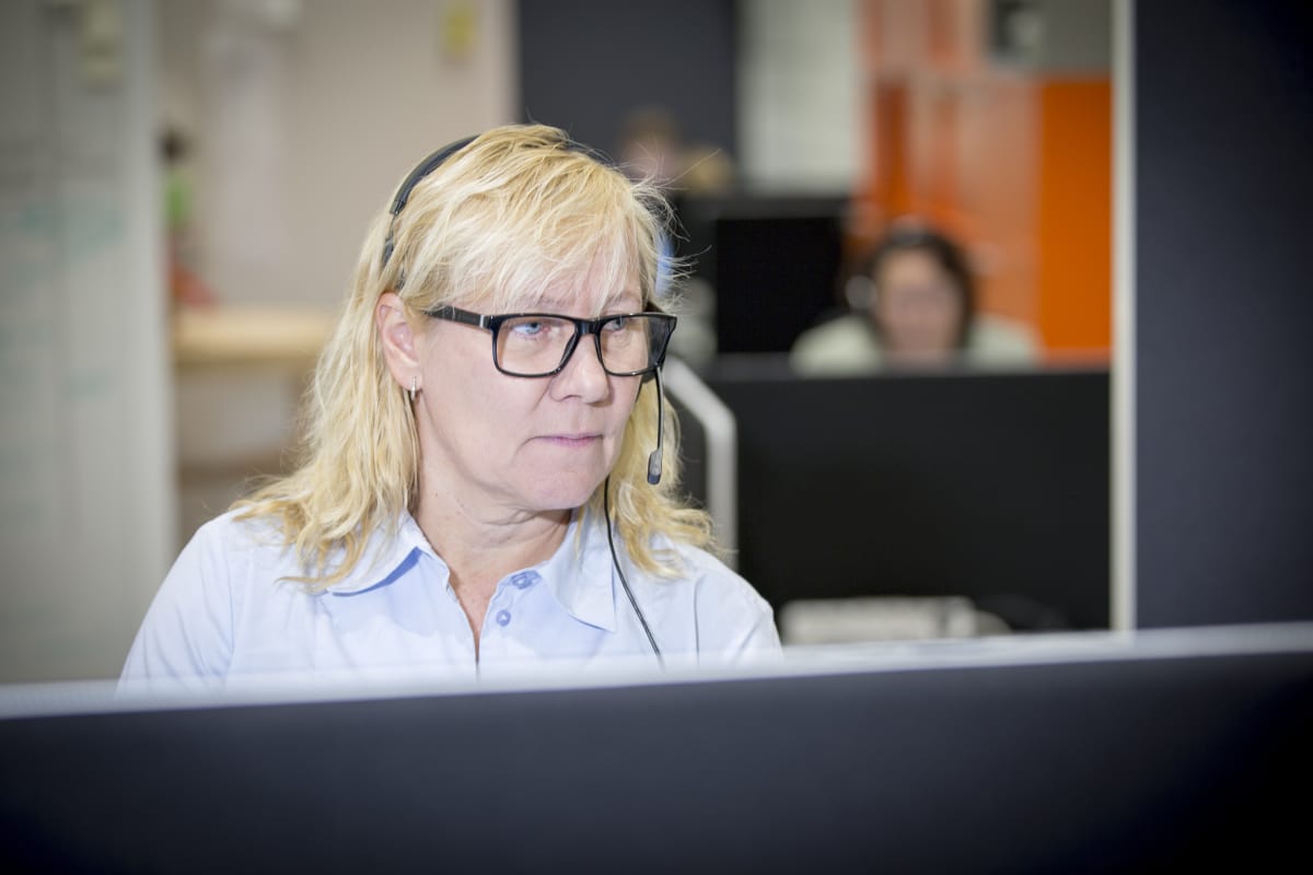 Soile Ojala työpisteellään OP:n pääkonttorilla.
