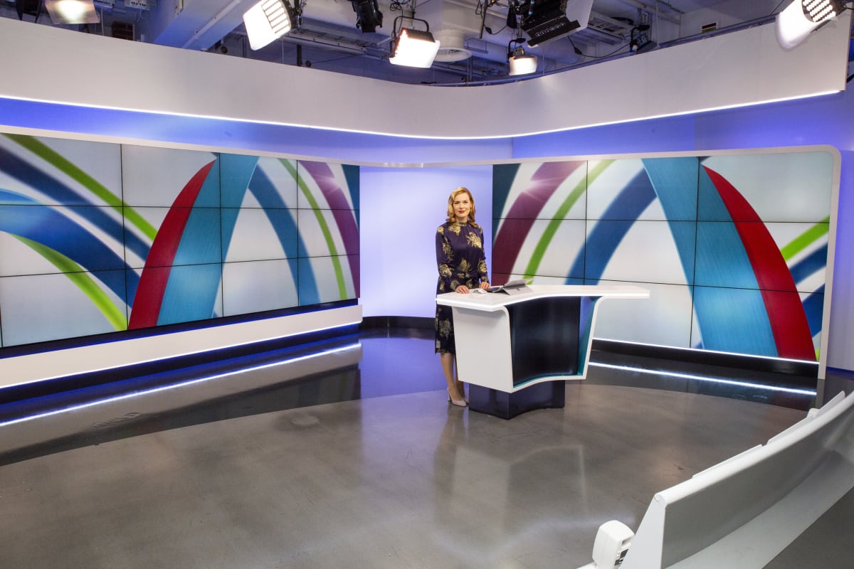 Pia Pasanen YLE uutisten uudessa uutisstudiossa