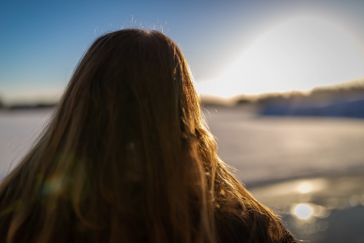 Kuvassa anonyymi nainen rannalla, Marjaniemi, 11.1.2019.