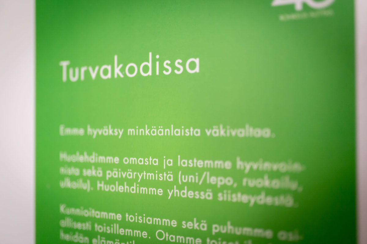 Lähikuva kyltistä turvakodin huoneessa, Pääkaupungin Turvakoti ry, Etelä-Haaga, 14.1.2019.