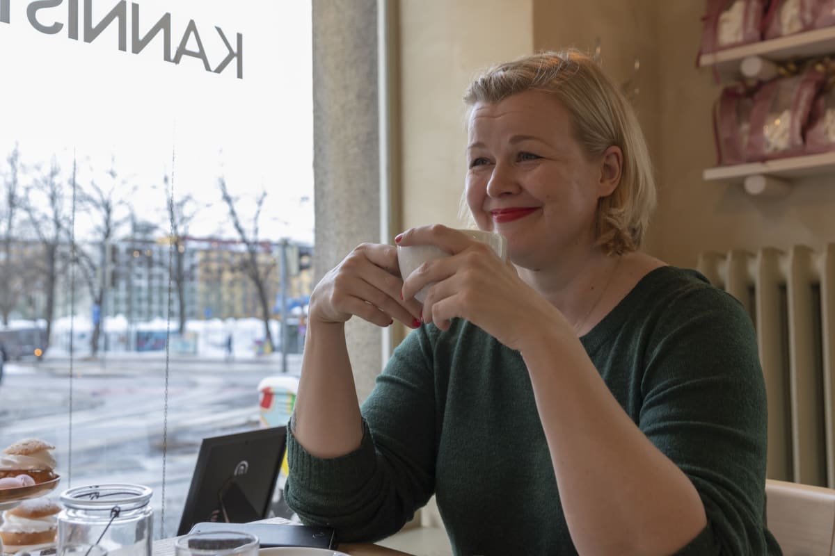 Kirjailija Ani Kellomäki kahvilassa