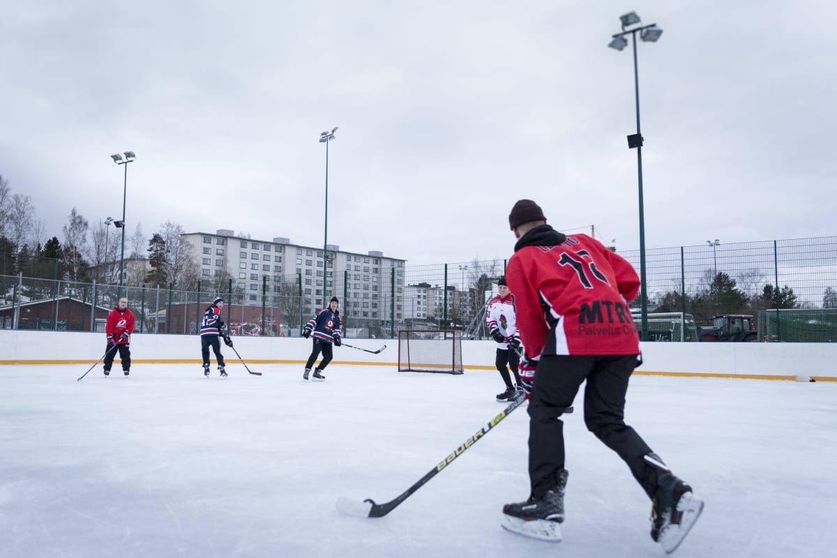 Jääkiekkoa Vantaan Martinlaakson tekojääkaukalossa.