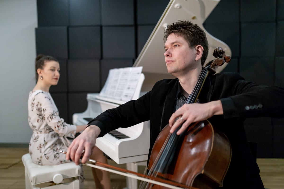 Pianisti Nazig Azezian (vas) ja sellisti Jussi Makkonen, Keskustakirjasto Oodi, 28.2.2019.