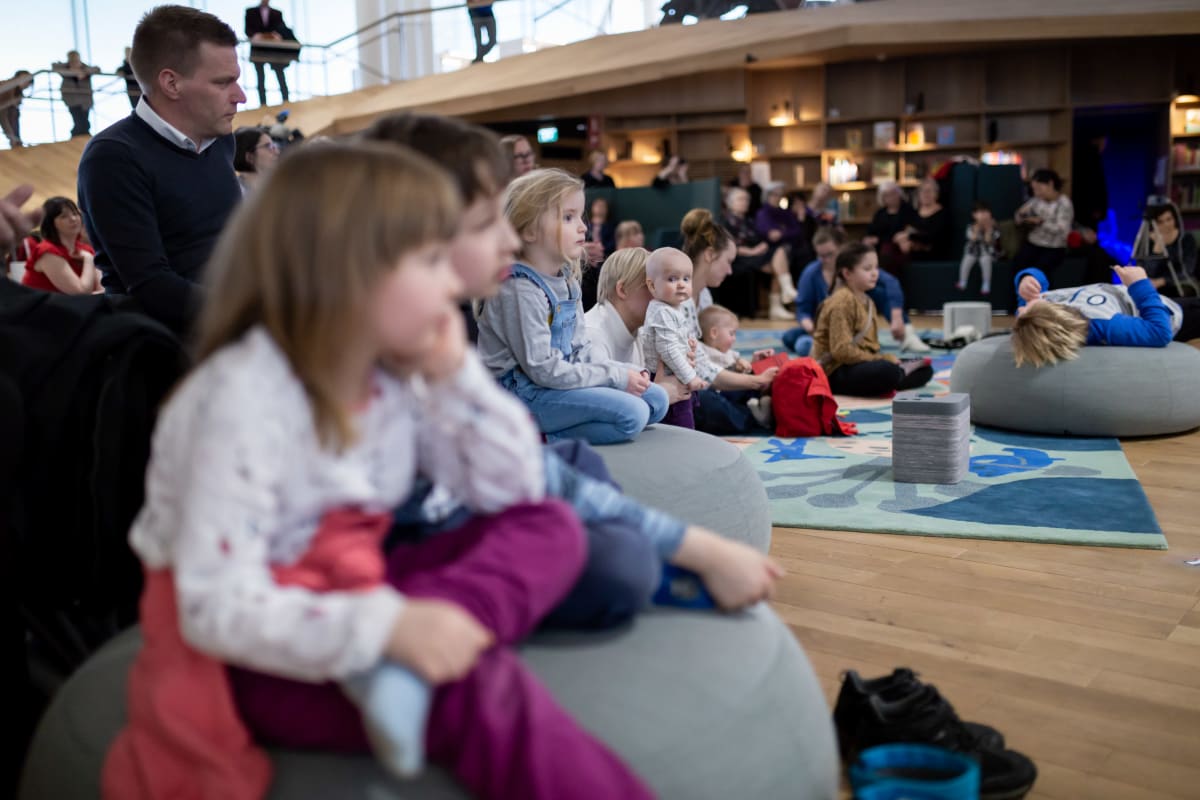 Lapsiperheyleisöä kuuntelemassa pianisti Nazig Azezian ja sellisti Jussi Makkonen soittoa, Keskustakirjasto Oodi, 28.2.2019.