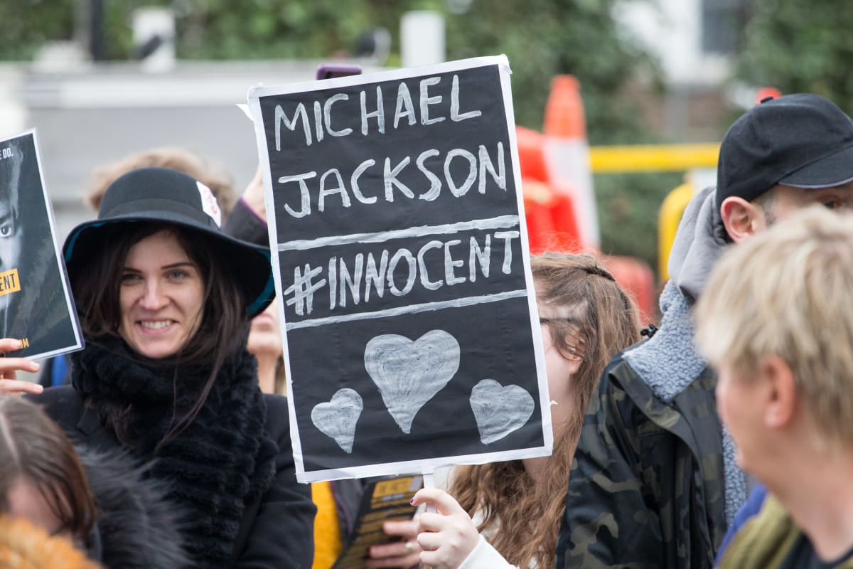 Michael Jackson-fans protesterar mot visningen av dokumentärfilmen "Leaving Neverland" utanför Channel 4 i London.