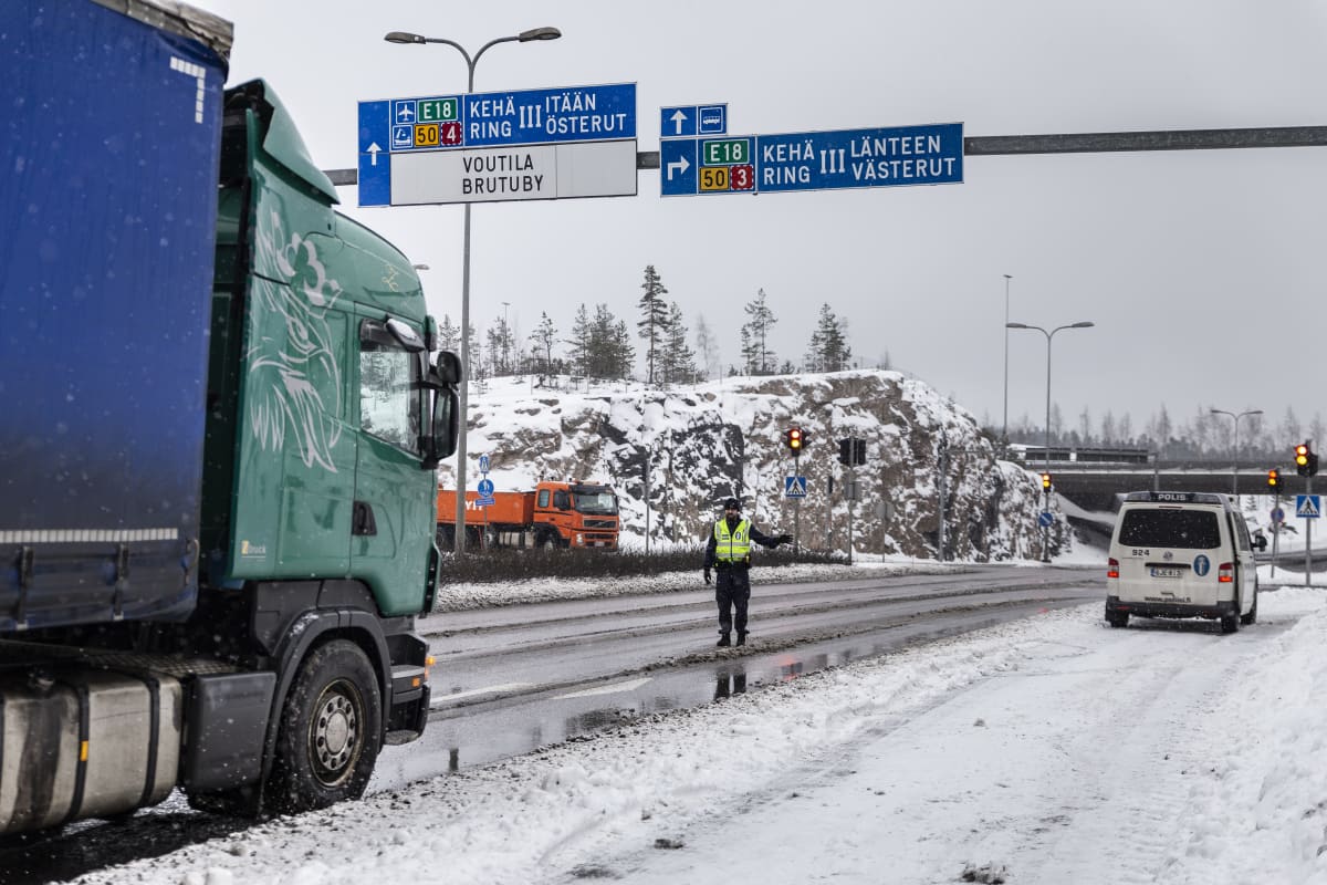 vanhempi konstaapeli Kimmo Savola tekee ratsiaa rekalle