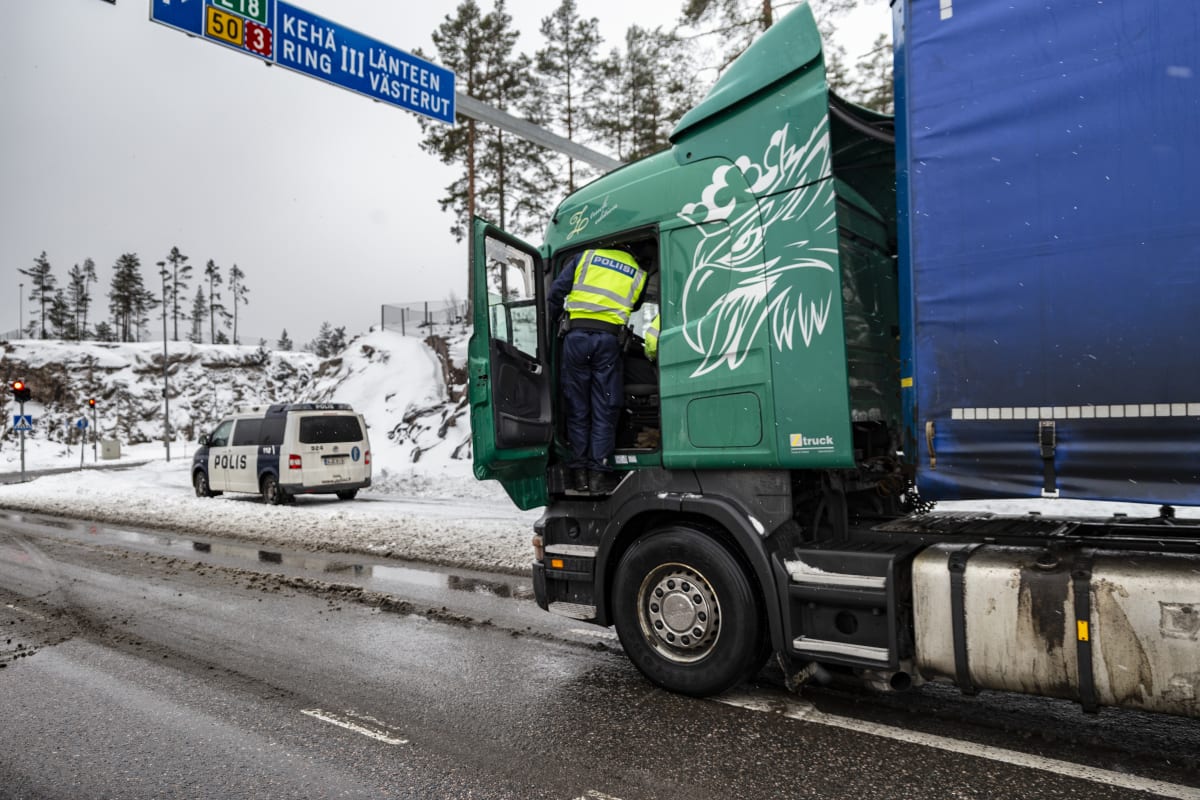 vanhempi konstaapeli Kimmo Savola tekee ratsiaa rekalle