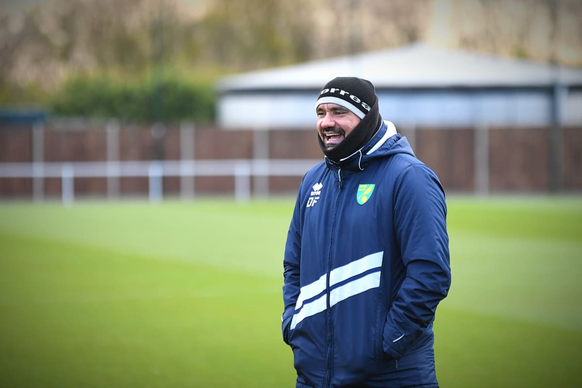 Norwich tränare Daniel Farke ler på träning.