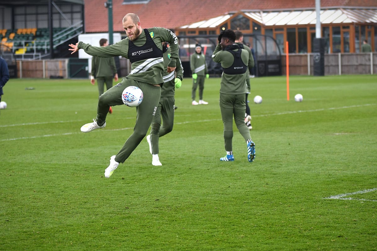 Teemu Pukki försöker sig på ett avslut på Norwich träning.