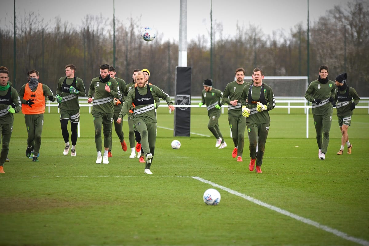 Teemu Pukki sparkar bollen på Norwich träning.