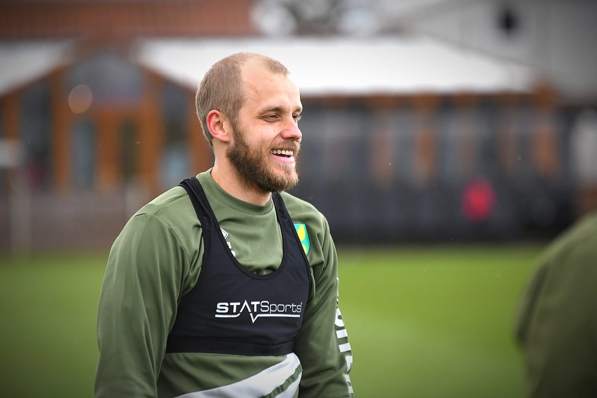 Teemu Pukki skrattar.