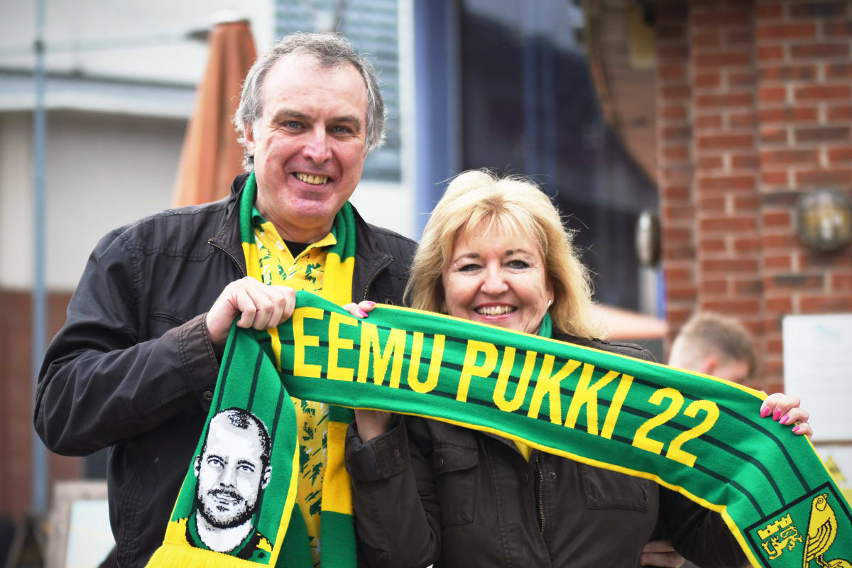 Helene Schwabe Magill och Philip Magill håller i en Teemu Pukki-halsduk.
