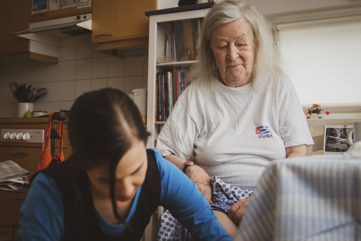 Lähihoitaja Jasmiini Eskola ja eläkeläinen Kaija Laakso