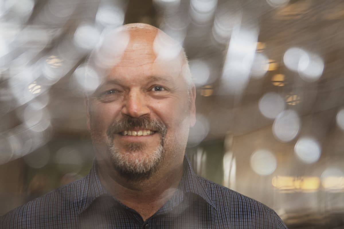Buurtzorgin kansainvälisistä kumppanuuksista vastaava päällikkö John Lindström kaavailee mallin tuomista Suomeen.