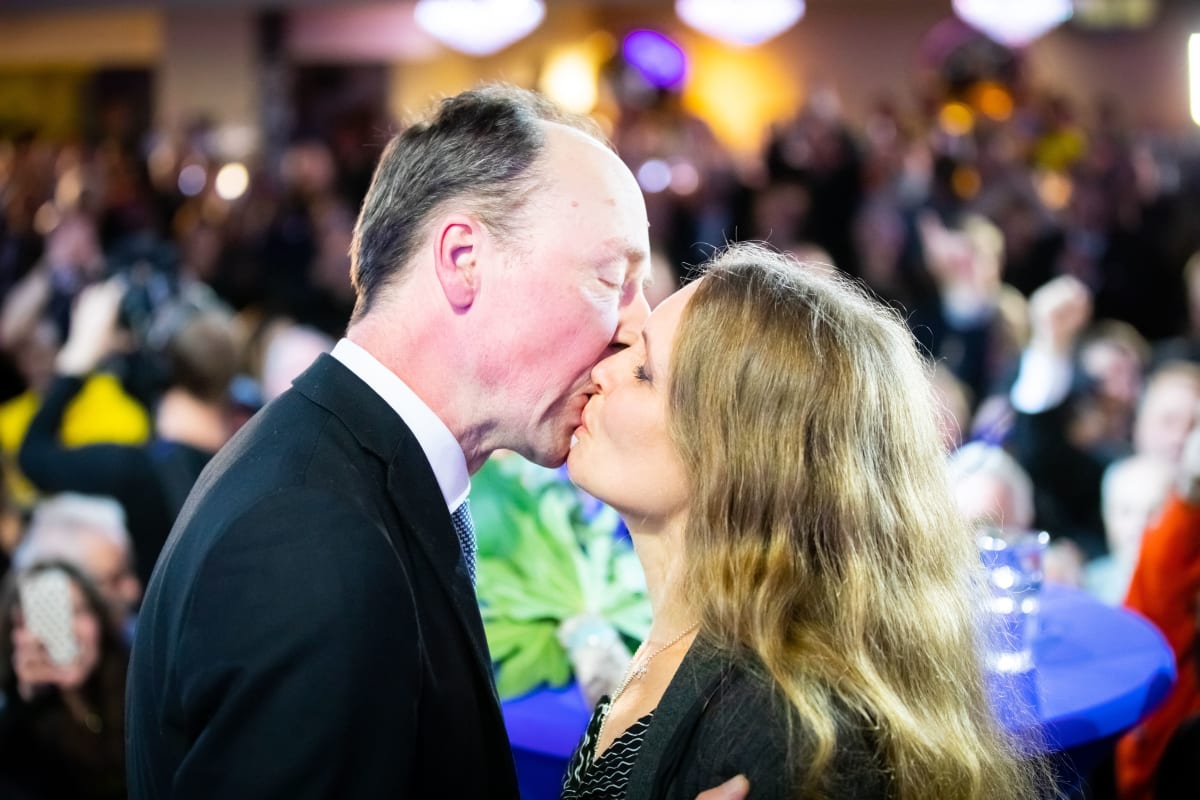 Eduskuntavaalit 2019. Perussuomalaisten vaalivalvojaiset. Jussi Halla-aho suutelee vaimoaan Hilla Halla-ahoa.