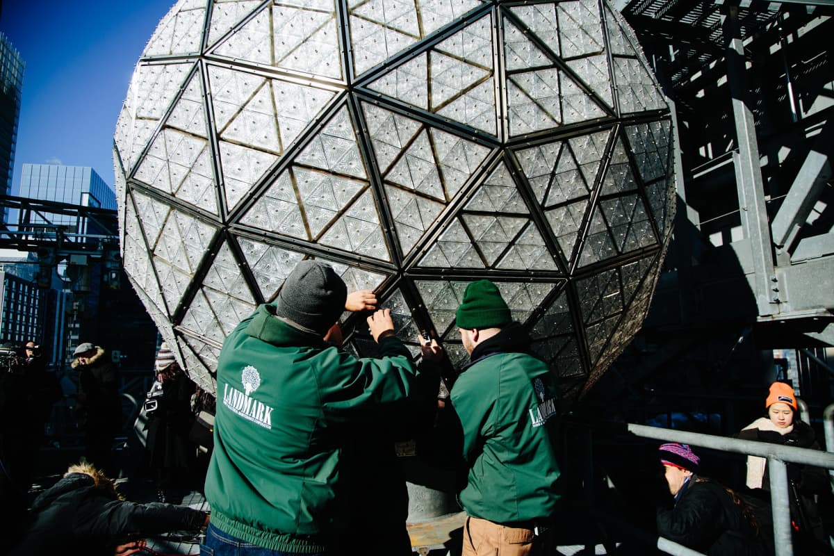 Times Squaren kuuluisaa kristallipalloa asennettiin joulun jälkeen välipäivinä New Yorkissa.