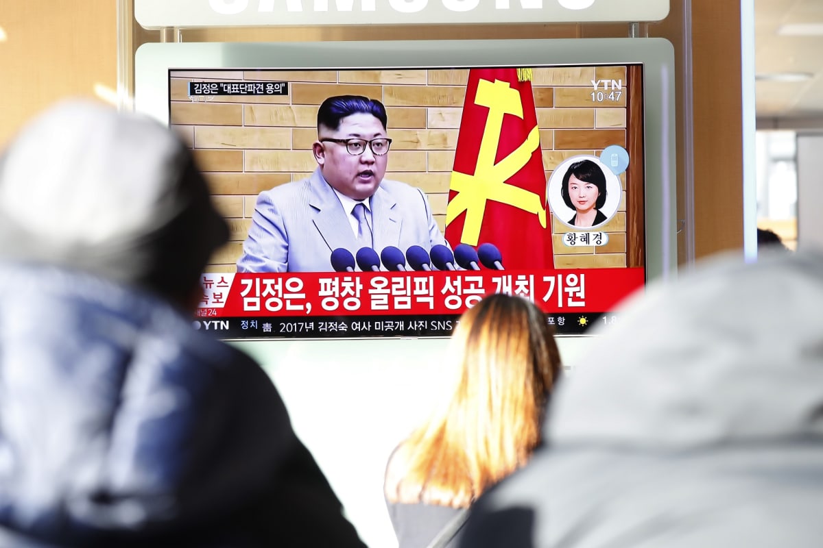 Ihmisiä katsomassa televisiosta uutislähetystä Etelä-Koreassa. Televisiokuvassa Pohjois-Korean johtaja Kim Jong-un.