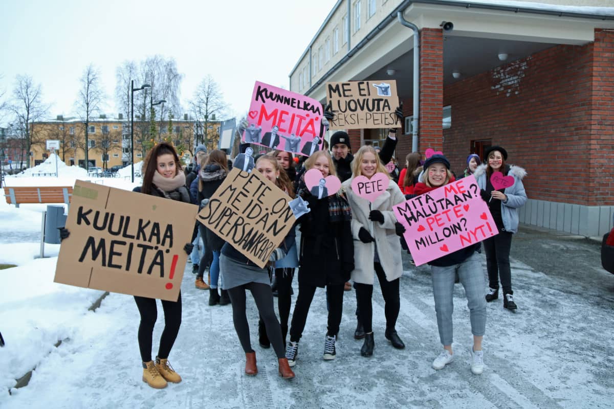 Lyseon lukiolaiset osoittavat mieltään oman rehtorin puolesta.
