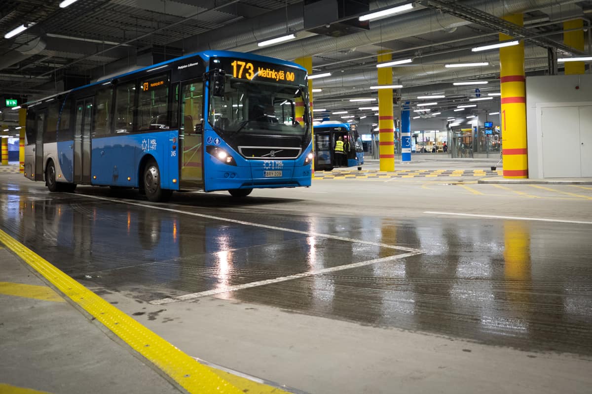 Matinkylä liityntäliikennebusseja.