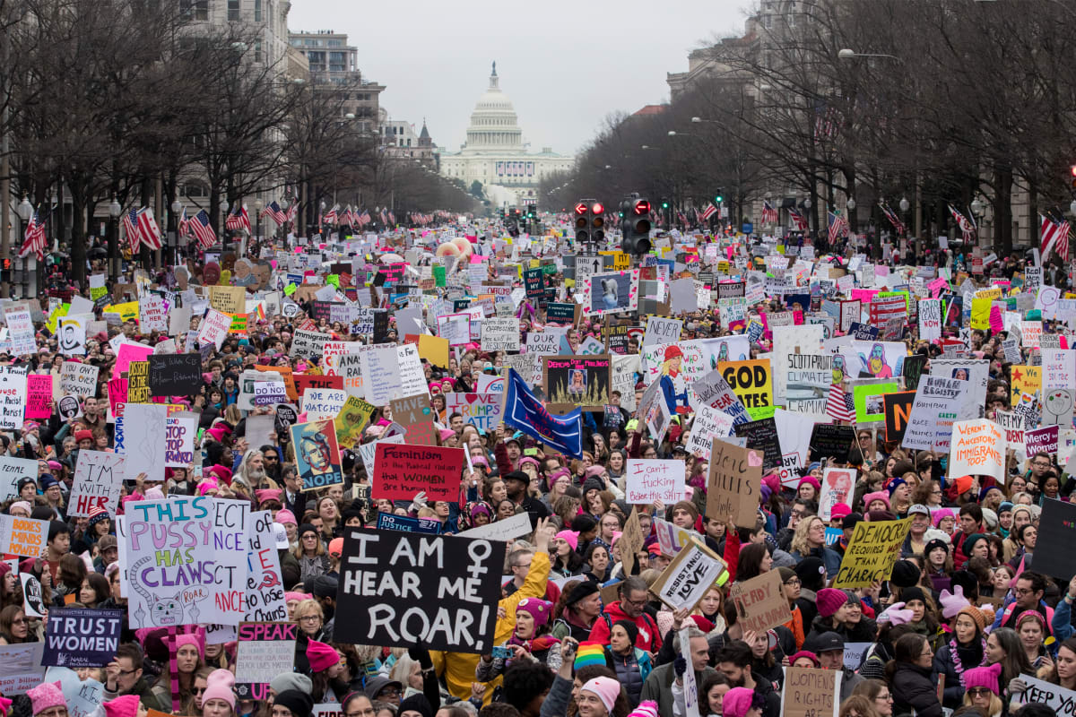 Sadattuhannet osallistuivat Naisten marssille Washingtonissa vuosi sitten Trumpin virkaanastujaisten jälkeen.