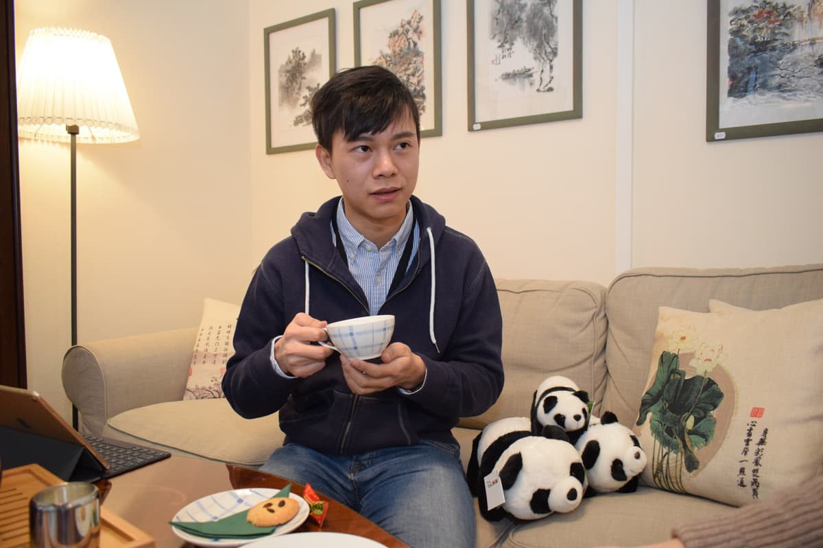 Jian Cao juo teetä.