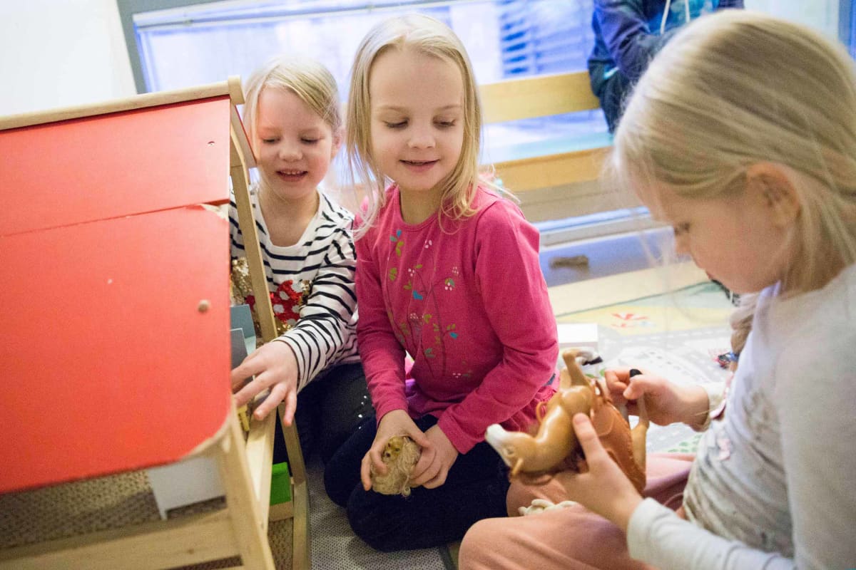 Lapsia leikkimässä Ruokopillin päiväkodissa Vantaalla.