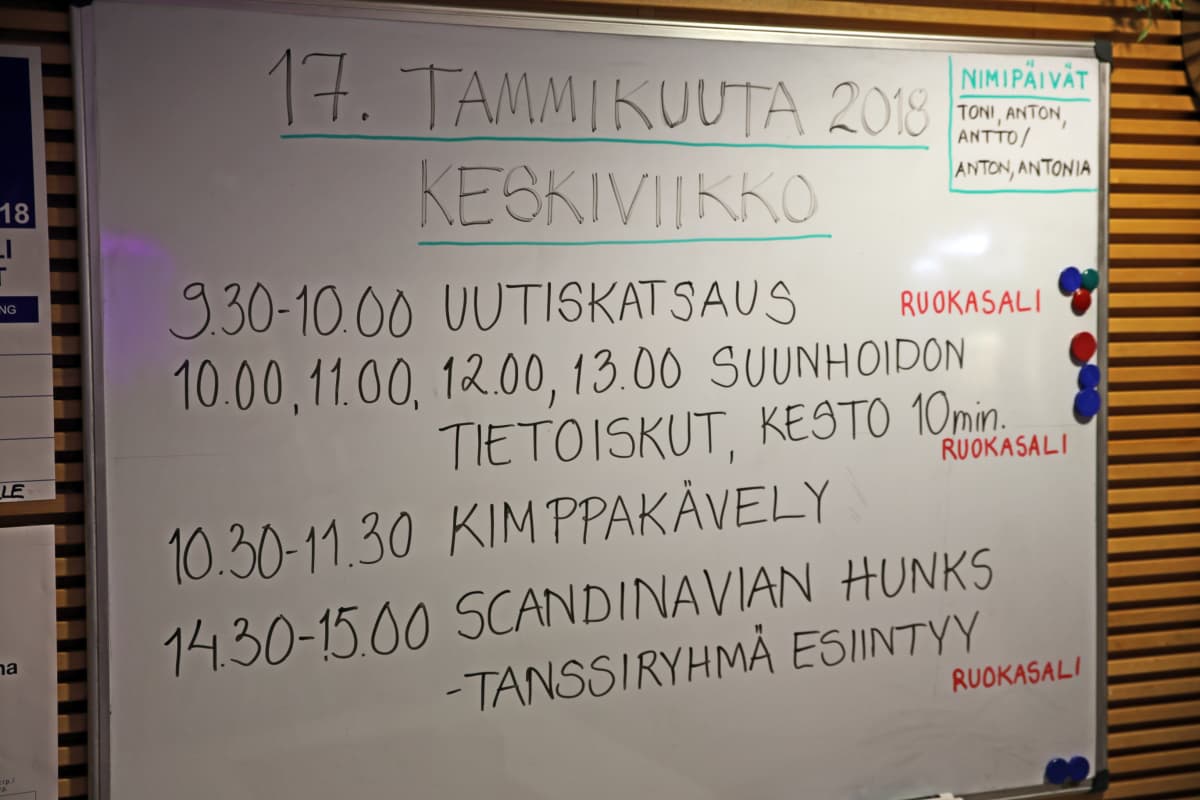 Palvelukeskuksen ohjelmaa taululla.