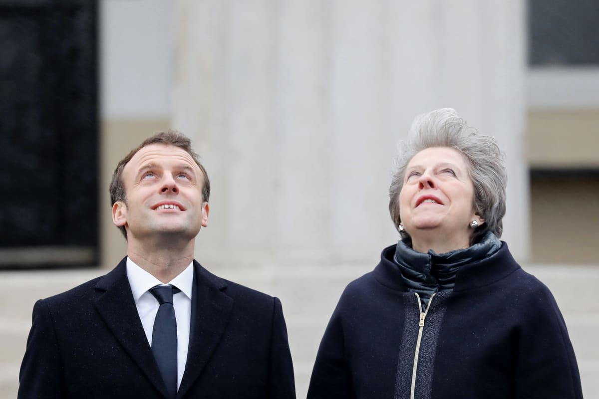 Emmanuel Macron ja Theresa May seuraavat hävittäjien ylilentoa tervetuliaisseremoniassa Lontoossa.