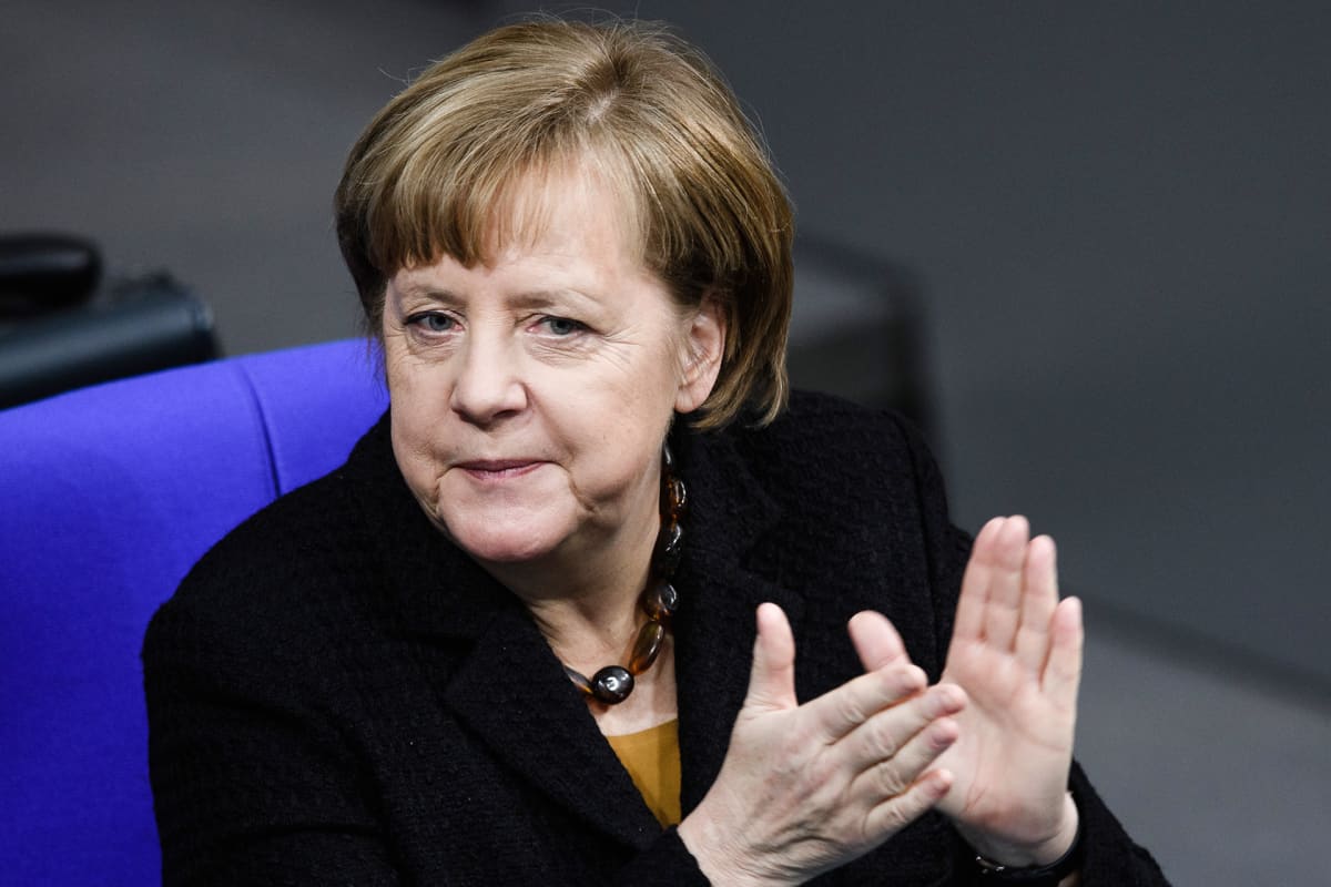 Kuvassa Angela Merkel musta paita päällä.