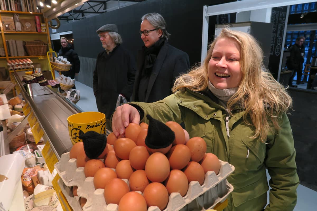 Inari Kinnuselle uusi lasihalli kelpaa, mutta hän kaipaa vanhaa hallia.