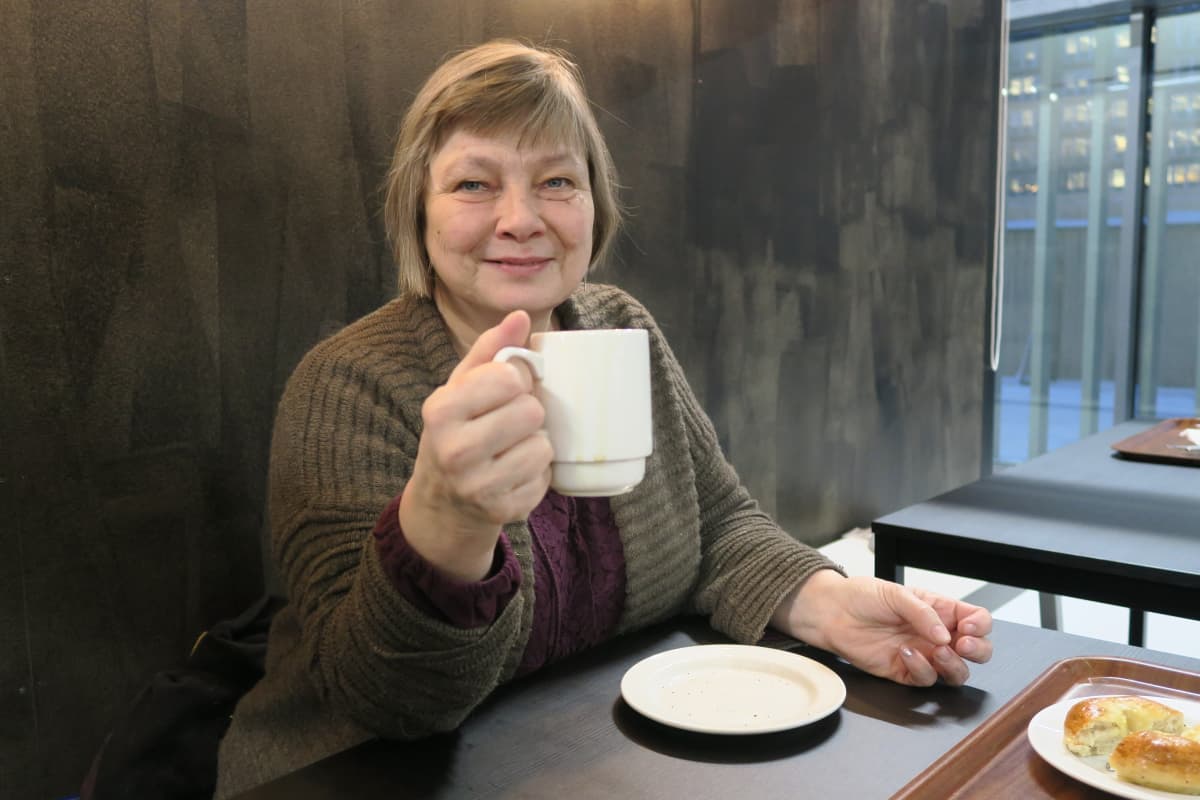 Virpi Räsäsen mielestä lasihallissa on liian kirkkaat valot.