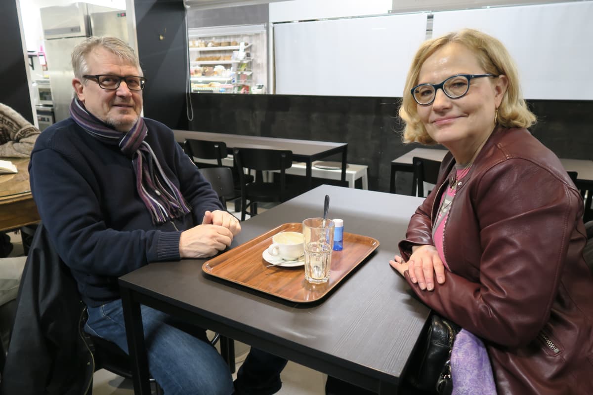 Markku Riekkisen ja Liisa Savisen päivä käynnistyy yhteisellä aamukahvihetkellä.
