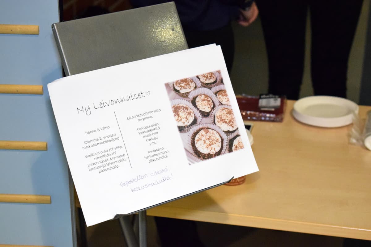 Etelä-Savon ammattiopiston merkonomiopiskelijoiden Henna Kampin ja Vilma Leinosen leivonnaismainos.