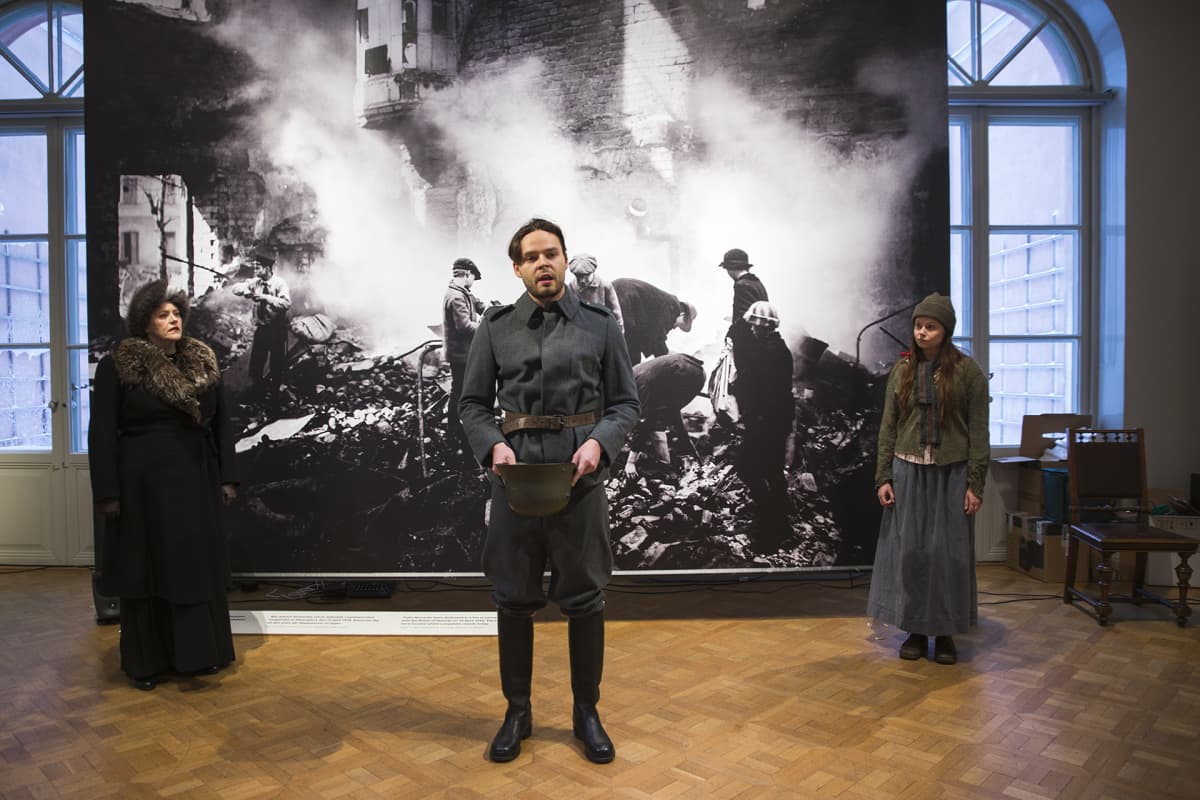Reetta Ristimäki (vas.) on Vihan kevät – Helsinki 1918 -näytelmän taiteellinen tuottaja ja esiintyy kaakaomummon roolissa. Pyry Nikkilä näyttelee saksalaista sotilasta. Minja Koski on Työmies-lehteä myyvä 10-vuotias tyttö.
